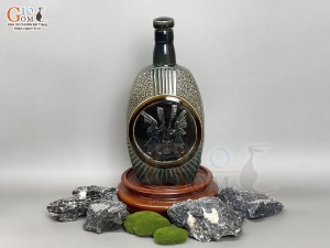 Bình rượu gốm men màu xanh đá khắc nổi Đông Sơn, 750ml