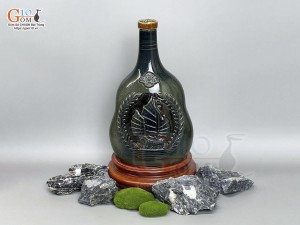 Bình rượu gốm men màu xanh đá khắc nổi Thuận Buồm Xuôi Gió, 750ml
