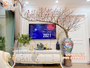 Bình thạp cổ nền đỏ vẽ Tứ Quý Khổng Tước, cao 42cm