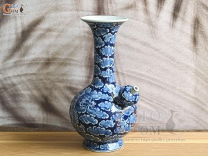 Bình tỏi cổ cao men lam cổ vẽ cảnh Long ẩn nền băng, cao 36cm