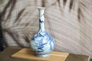 Bình tỏi cổ cao men lam cổ vẽ cảnh Sơn Thủy, cao 36cm