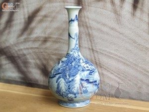 Bình tỏi cổ cao men lam cổ vẽ cảnh Sơn Thủy, cao 36cm