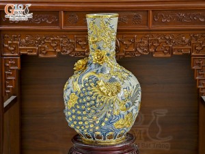 Bình tỏi cổ thẳng men rạn đắp nổi Công Đào kênh 3D dát vàng điểm, cao 70cm