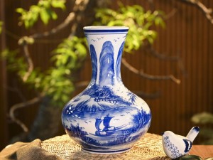 Bình tỏi dẹt men trắng vẽ Công Trúc Sơn Thủy, cao 31cm