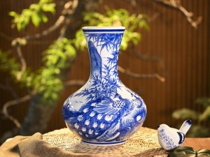 Bình tỏi dẹt men trắng vẽ Công Trúc Sơn Thủy, cao 31cm