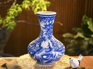 Bình tỏi dẹt men trắng vẽ Công Trúc Sơn Thủy, cao 31cm