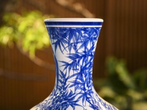 Bình tỏi dẹt men trắng vẽ Công Trúc Sơn Thủy, cao 31cm