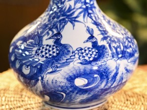 Bình tỏi dẹt men trắng vẽ Công Trúc Sơn Thủy, cao 31cm