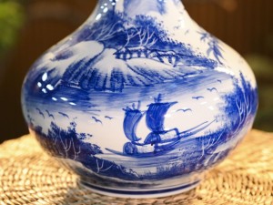 Bình tỏi dẹt men trắng vẽ Công Trúc Sơn Thủy, cao 31cm