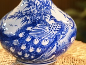 Bình tỏi dẹt men trắng vẽ Công Trúc Sơn Thủy, cao 31cm