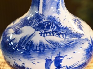 Bình tỏi dẹt men trắng vẽ Công Trúc Sơn Thủy, cao 31cm