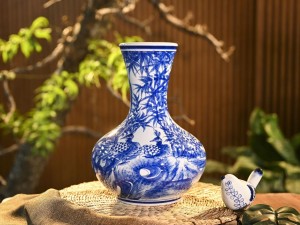 Bình tỏi dẹt men trắng vẽ Công Trúc Sơn Thủy, cao 31cm