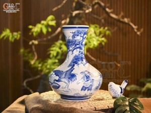 Bình tỏi dẹt men trắng vẽ ngư ông, cao 31cm