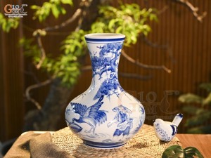 Bình tỏi dẹt men trắng vẽ ngư ông, cao 31cm