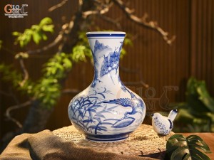 Bình tỏi dẹt men trắng vẽ ngư ông, cao 31cm