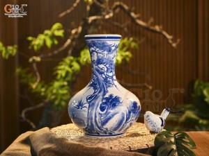 Bình tỏi dẹt men trắng vẽ ngư ông, cao 31cm