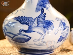 Bình tỏi dẹt men trắng vẽ ngư ông, cao 31cm