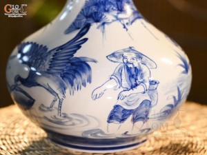 Bình tỏi dẹt men trắng vẽ ngư ông, cao 31cm