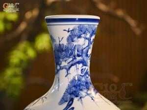 Bình tỏi dẹt men trắng vẽ ngư ông, cao 31cm