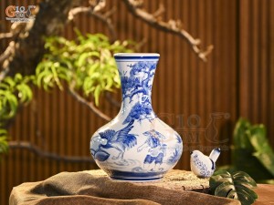 Bình tỏi dẹt men trắng vẽ ngư ông, cao 31cm