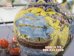 Bình tỏi men màu vẽ vàng 24k, họa tiết 2 mặt cảnh Thuận Buồm Xuôi Gió và Công Đào Phú Quý, nền vàng cao 45cm