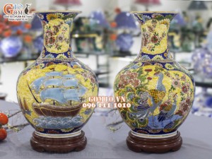 Bình tỏi men màu vẽ vàng 24k, họa tiết 2 mặt cảnh Thuận Buồm Xuôi Gió và Công Đào Phú Quý, nền vàng cao 45cm