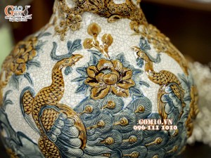 Bình tỏi men rạn đắp nổi Công Đào Phú Quý, cao 45cm