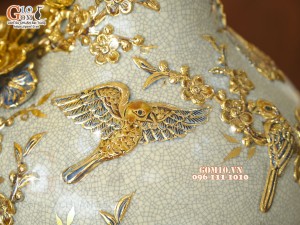 Bình tỏi men rạn đắp nổi Công Đào Phú Quý vẽ vàng 24k, cao 45cm