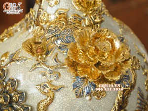 Bình tỏi men rạn đắp nổi Công Đào Phú Quý vẽ vàng 24k, cao 45cm