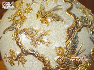 Bình tỏi men rạn đắp nổi Công Đào Phú Quý vẽ vàng 24k, cao 45cm