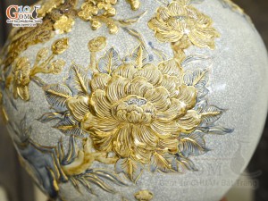 Bình tỏi men rạn đắp nổi Công Đào Tài Lộc vẽ vàng 24k, cao 45cm