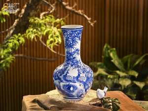 Bình tỏi men trắng vẽ Công Trúc Sơn Thủy, cao 45cm