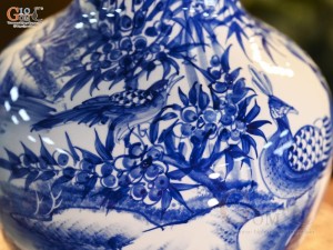 Bình tỏi men trắng vẽ Công Trúc Sơn Thủy, cao 45cm