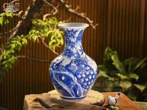 Bình tỏi men trắng vẽ Công Trúc Sơn Thủy, cao 44cm