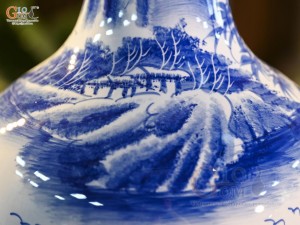 Bình tỏi men trắng vẽ Công Trúc Sơn Thủy, cao 44cm