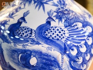 Bình tỏi men trắng vẽ Công Trúc Sơn Thủy, cao 44cm