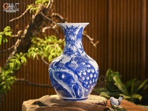 Bình tỏi men trắng vẽ Công Trúc Sơn Thủy, cao 47cm