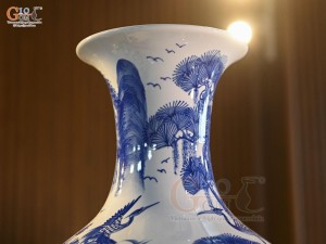 Bình tỏi men trắng vẽ Tùng Lộc Sơn Thủy, cao 52cm