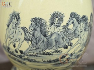 Bình trứng phong thủy men cổ họa tiết Mã Đáo Thành Công, cao 34cm (cả đế)