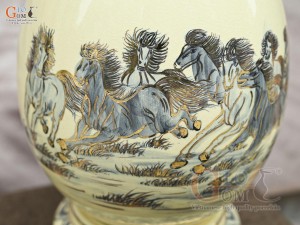 Bình trứng phong thủy men cổ họa tiết Mã Đáo Thành Công vẽ vàng 24k, cao 34cm (cả đế)