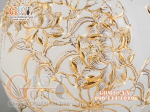 Bình tỳ bà Công Đào đắp nổi vẽ vàng 24k, nền trắng- cao 40cm