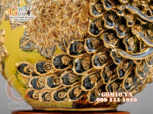 Bình tỳ bà Công Đào đắp nổi vẽ vàng 24k, nền vàng - cao 40cm