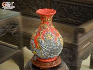 Bình tỳ bà men màu đắp nổi Công Đào nền đỏ, cao 38cm
