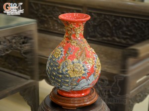 Bình tỳ bà men màu đắp nổi Công Đào nền đỏ, cao 38cm