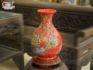 Bình tỳ bà men màu đắp nổi Công Đào nền đỏ, cao 38cm