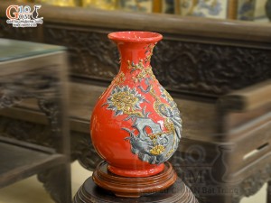 Bình tỳ bà men màu đắp nổi Công Đào nền đỏ, cao 38cm