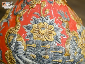 Bình tỳ bà men màu đắp nổi Công Đào nền đỏ, cao 38cm