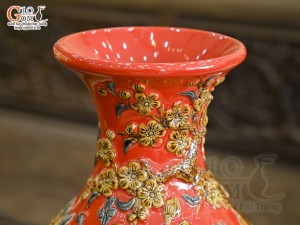 Bình tỳ bà men màu đắp nổi Công Đào nền đỏ, cao 38cm