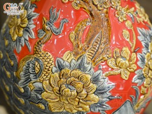 Bình tỳ bà men màu đắp nổi Công Đào nền đỏ, cao 38cm