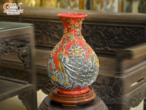 Bình tỳ bà men màu đắp nổi Công Đào nền đỏ, cao 38cm